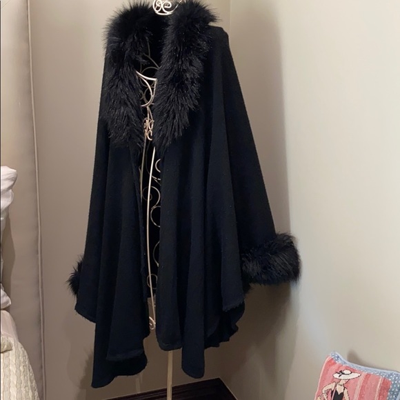 Accessories - ❤️Black Faux Fur Trimmed Poncho